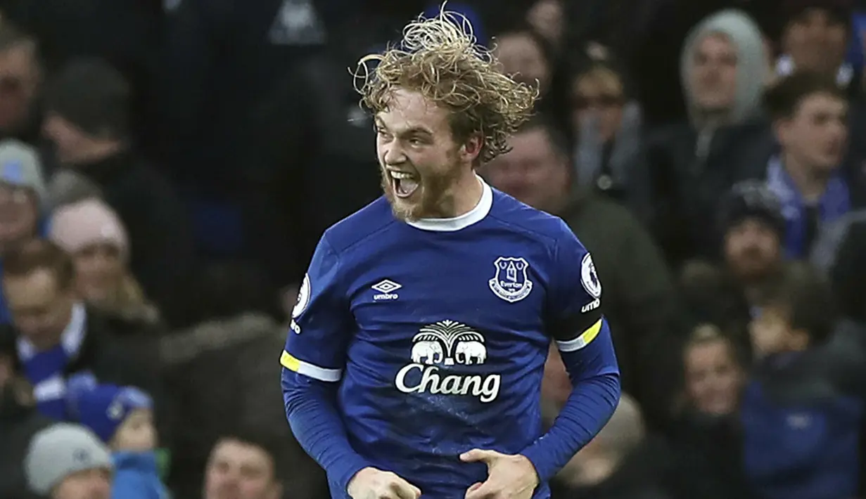Pemain muda Everton, Tom Davies menyumbangkan satu gol ketika Everton pesta gol 4-0 saat melawan Manchester City di Goodison Park, Liverpool, Minggu (15/1/2017). (Peter Byrne/PA via AP)