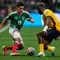 Pemain Ekuador, Willian Pacho, berebut bola dengan pemain Meksiko, Gilberto Mora, dalam pertandingan babak 32 besar Piala Dunia 2026 di Mexico City, Rabu (1/7/2026). (AP Photo/Ricardo Mazalan)