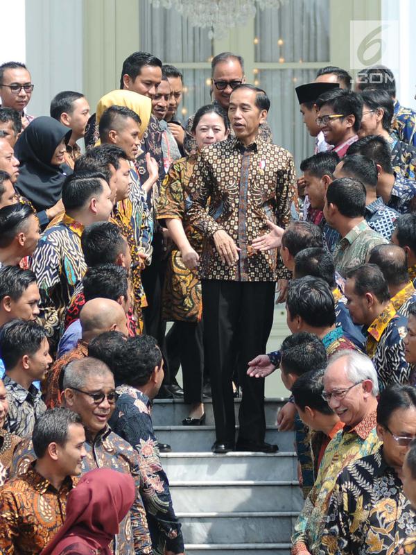 Presiden Joko Widodo (tengah) berbincang dengan pendamping Program Keluarga Harapan (PKH) setelah Jambore Sumber Daya PKH Tahun 2018 di Istana Negara, Jakarta, Kamis (13/12). Jambore diikuti 598 peserta dari seluruh Indonesia. (Liputan6.com/Angga Yuniar)