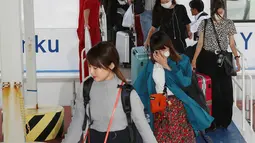 Penumpang yang terdampar semalam di Bandara Internasional Kansai karena topan Jebi tiba dengan menggunakan kapal di pelabuhan Kobe, Rabu (5/9). Terjangan topan Jebi yang dahsyat membuat Bandara Kansai di Osaka, Jepang ditutup sementara. (AFP/JIJI PRESS)