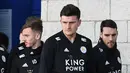 Pemain Leicester City, James Maddison (kiri) bersama Harry Maguire dan Matty James memberi penghormatan atas meninggalnya pemilik Leicester City Vichai Srivaddhanaprabha di luar Stadion King Power, Inggris, Senin (29/10). (Paul Ellis/AFP)