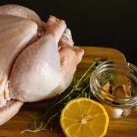 Ilustrasi daging ayam segar. (Photo by JK Sloan on Unsplash)