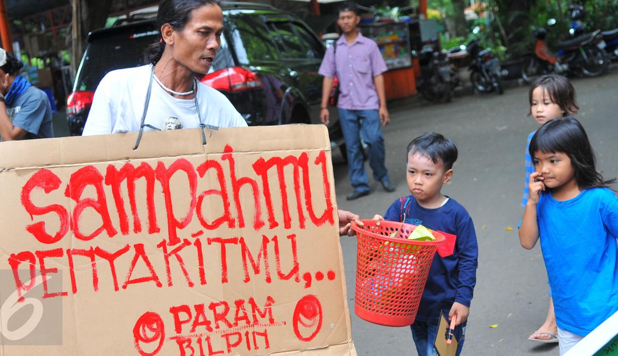 Sejumlah warga dan anak - anak melakukan aksi bersih - bersih sampah di kawasan Pasar Festival Kuningan, Jakarta, (21/2).  Kegiatan ini dalam memperingati Hari Peduli Sampah Nasional 2016. (Liputan6.com/Faisal R Syam)