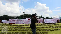 Massa aksi dari Aliansi Peduli Penegakan Hukum (AMPUH) melakukan demonstrasi dengan membawa spanduk dan tulisan di depan Gedung DPR, Senayan, Jakarta, Kamis (14/1). Massa menuntut proses hukum penyelesaian kasus Nenek Ernawati. (Liputan6.com/JohanTallo)