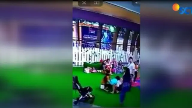 Tak sengaja putrinya tersenggol ayunan, seorang bapak menendang seorang bocah laki-laki di arena bermain sebuah pusat perbelanjaan di kawasan Kelapa Gading.
