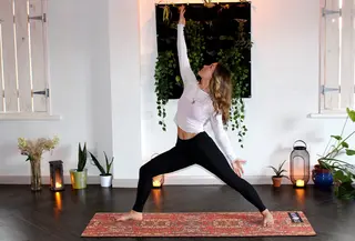 Ilustrasi yoga di dalam rumah. (Foto: Unsplash/Zen Bear Yoga)