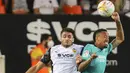 Bek Real Madrid, Eder Militao melompat untuk merebut bola dari penyerang Valencia, Maxi Gomez pada lanjutan La Liga di Stadion Mestalla, Senin (20/9/2021) dini hari WIB. Real Madrid menang 2-1 secara dramatis atas Valencia. (AP Photo/Alberto Saiz)