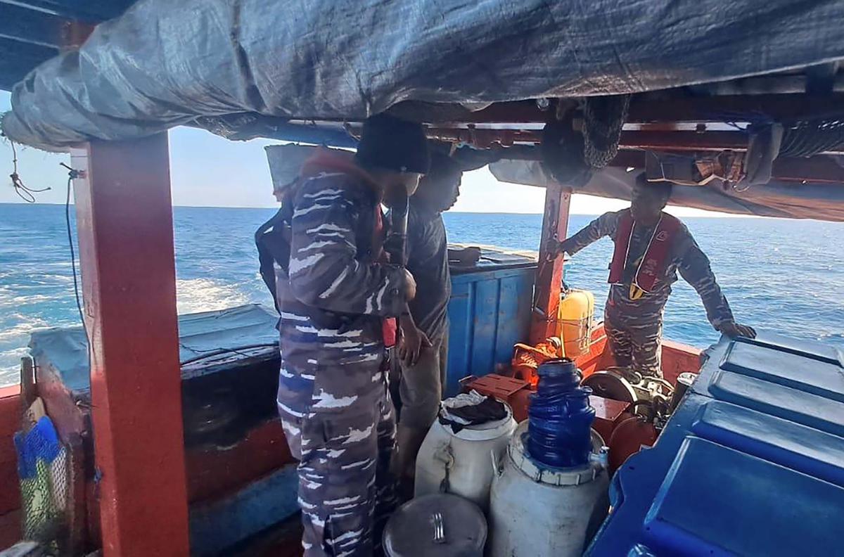 FOTO: TNI AL Amankan Kapal KM Rezeki, Gunakan Bom untuk Tangkap Ikan