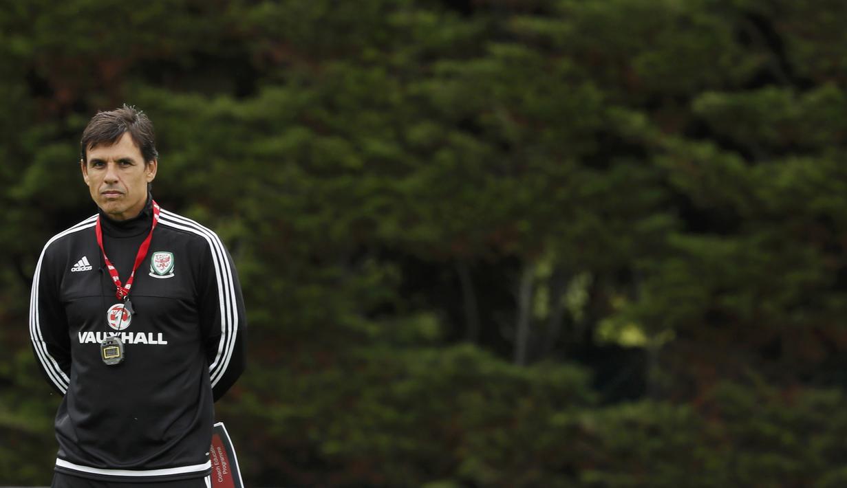 Pelatih Wales, Chris Coleman memantau latihan timnya di COSEC Stadium, Dinard, Prancis, (28/6/2016). (REUTERS/Gonzalo Fuentes)