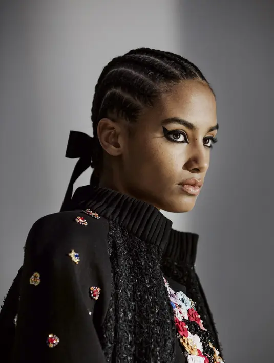 Sementara rambut ditata dengan natural yang dilengkapi dengan aksesori paling sederhana yaitu pita rambut. (Foto: Chanel)