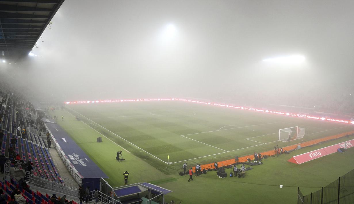 Laga yang berlangsung di Stadion Renato Dall'Ara diwarnai dengan kabut tebal yang menutupi seluruh markas Bologna tersebut. (LaPresse via AP/Massimo Paolone)