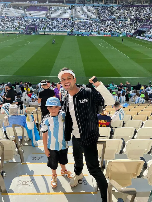 Rafathar dan Raffi Ahmad nonton Piala Dunia 2022 Qatar laga Arab Saudi vs Argentina (Foto: Instagram @raffinagita1717)