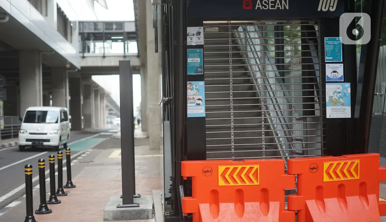Suasana Stasiun MRT ASEAN yang sepi karena ditutup di Jakarta, Senin (20/4/2020). PT MRT Jakarta (Perseroda) melakukan pembatasan operasional MRT guna mendukung penerapan Pembatasan Sosial Berskala Besar (PSBB) DKI Jakarta. (Liputan6.com/Immanuel Antonius)