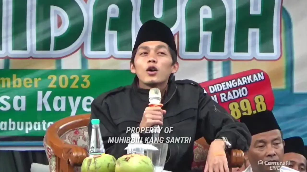 Gus Iqdam budrek karena jemaah wanita yang bernama Nur Aini ini minta sangu 1 juta (SS: YT. YouTube Muhibbin Kang Santri)