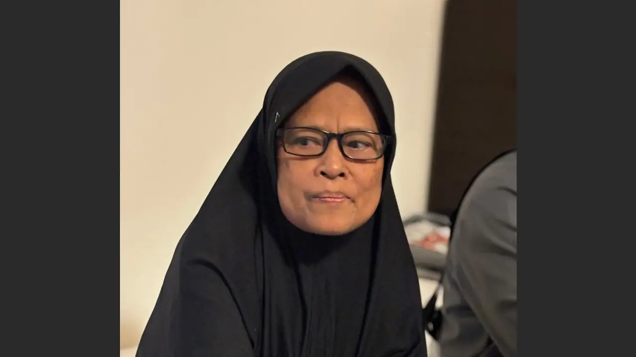 Rohani, jemaah haji Indonesia yang merupakan seorang disabilitas netra, saat ditemui di wilayah Aziziyah, Makkah, 16 Mei 2026. (Liputan6.com/Asnida Riani/Media Center Haji 2026)