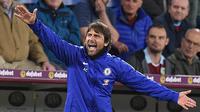 Aksi Antonio Conte saat mendampingi Chelsea melawan Burnley pada laga tunda pekan ke-31 Liga Inggris 2017/2018 di Turf Moor. (Oli SCARFF / AFP)