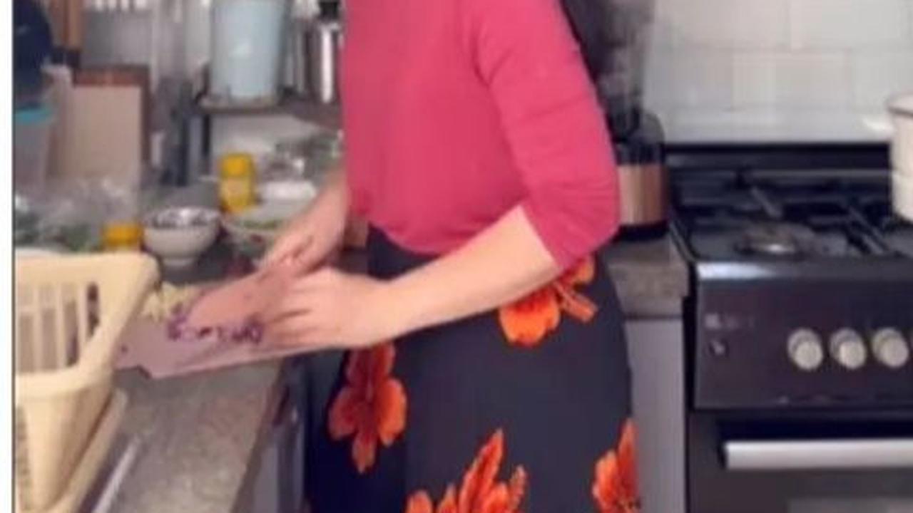 Kini, Asmirandah juga makin aktif mengunggah konten memasak di media sosial.