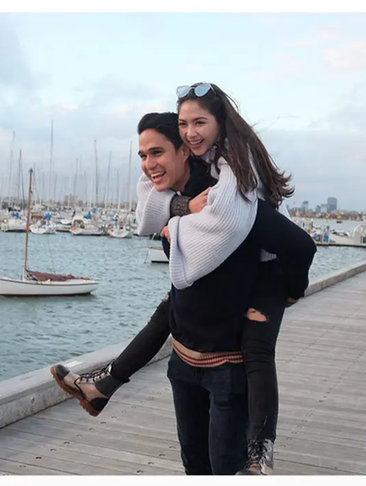 "Hmm kalau gak digituin nanti dia (Mila) mikirnya ini dia serius gak sih. Menunjukkan saja bahwa sebenarnya gue sudah siap ya sebenarnya siap nggak siap mmm, cuma kalau kita bilang nggak siap ntar gak pernah siap jadi gue bilang gue siap," jelasnya.