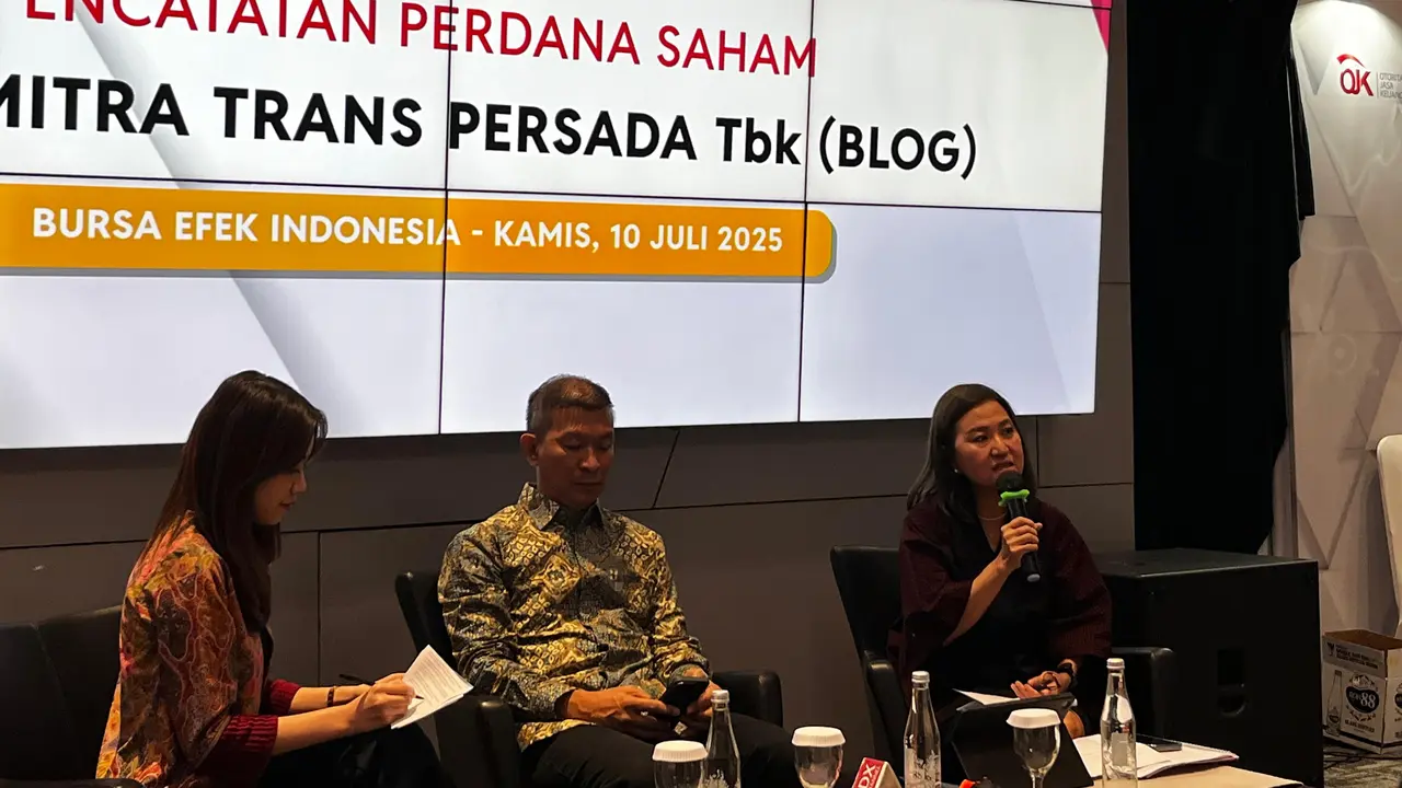 Direktur Utama PT Trimitra Trans Persada Tbk Maickel Tilon dalam konferensi pers pencatatan saham perdana di Bursa Efek Indonesia (BEI) pada Kamis, 10 Juli 2025. (Gagas/Liputan6.com)