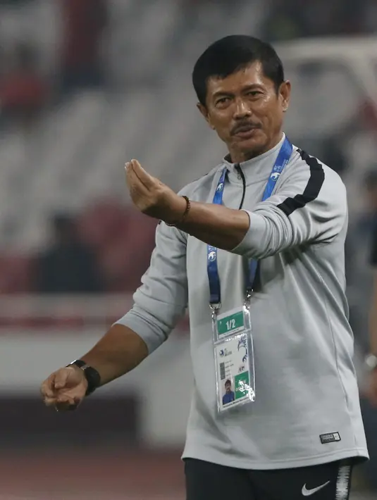 Pelatih Timnas Indonesia U-19, Indra Sjafri memberi arahan saat melawan Chinnese Taipei pada laga penyisihan Grup A Piala AFC U-19 2018 di Stadion GBK, Jakarta, Kamis (18/10). Indonesia unggul 3-1. (Liputan6.com/Helmi Fithriansyah)