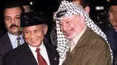 Presiden Indonesia BJ Habibie (kiri) bersama Pemimpin Palestina Yasser Arafat saat menggelar pertemuan di Bandara Halim Perdanakusuma, Jakarta, 8 April 1999. (AFP Photo/File)