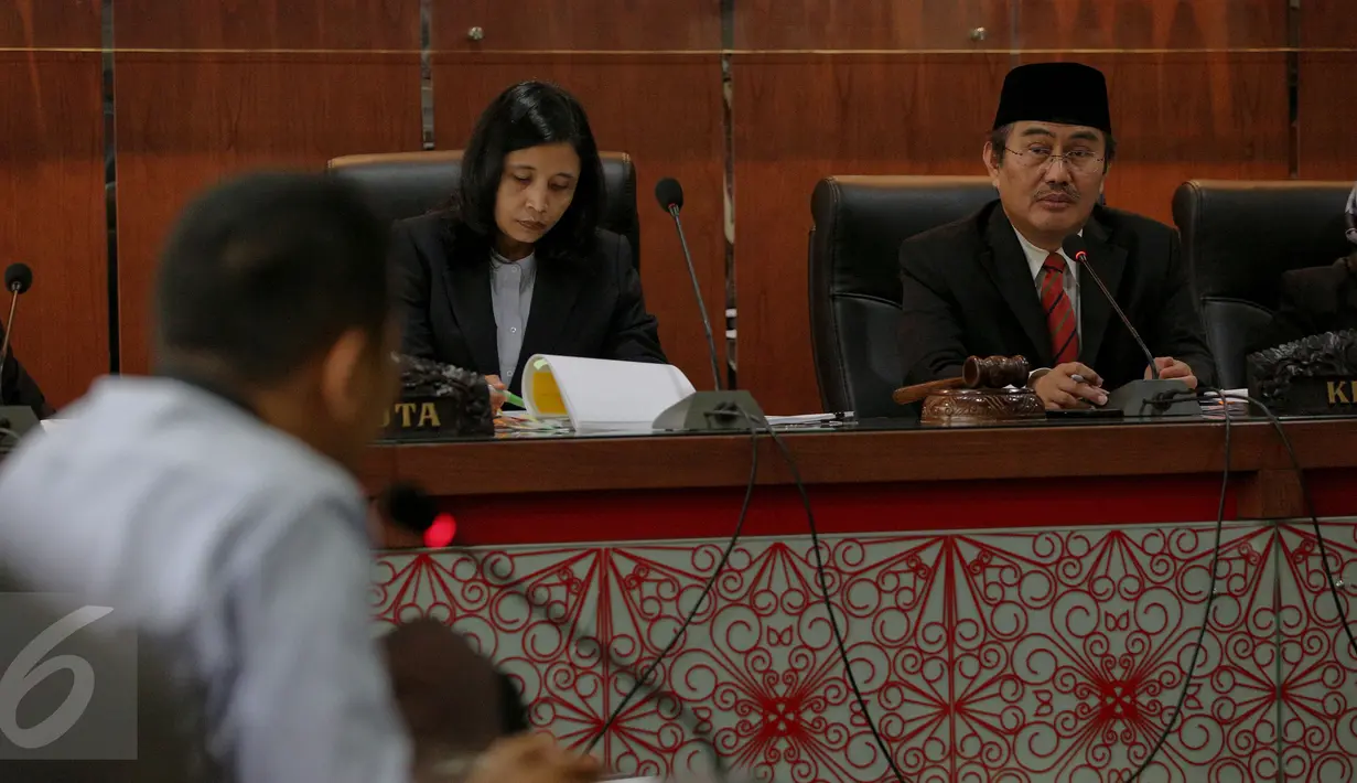Ketua Dewan Kehormatan Penyelenggara Pemilu (DKPP), Jimly Asshiddiqie saat membacakan delapan putusan dari 15 perkara terkait Pilkada pada sidang di Gedung Bawaslu, Jakarta, Senin (26/10/2015). (Liputan6.com/Faizal Fanani)