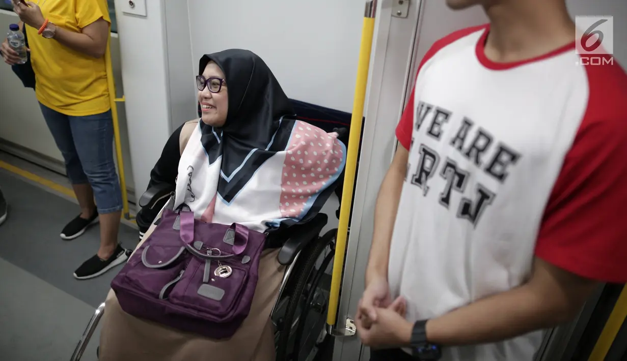 Seorang penyandang disabilitas menaiki kereta Lintas Rel Terpadu (LRT) di Stasiun LRT Veldrome, Jakarta, Sabtu (27/4). Kegiatan yang diikuti Jakarta Barrier Free Tourism (JBFT) itu untuk mengenalkan LRT lebih dekat, terutama kepada penyandang disabilitas. (Liputan6.com/Faizal Fanani)