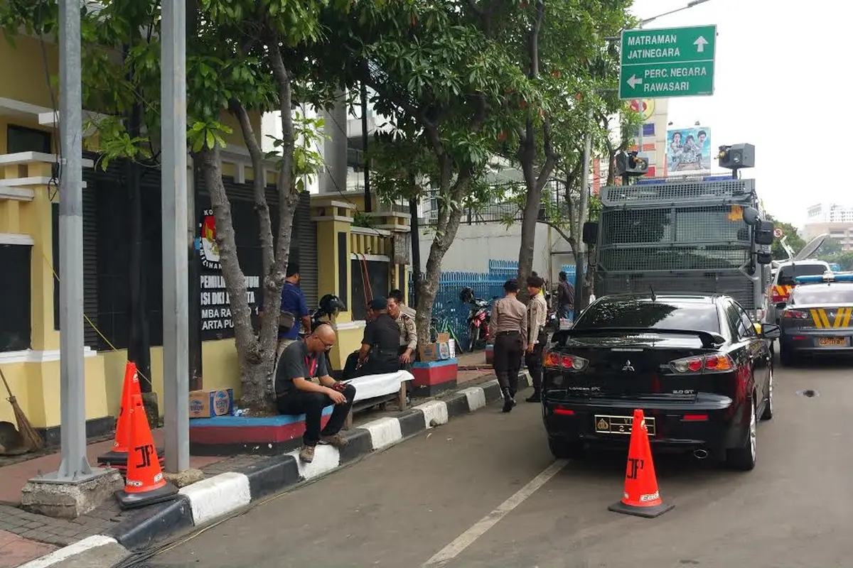 Penjagaan di KPU DKI Jakarta