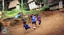  Sejumlah anak-anak Suku Baduy asyik bermain sepak bola di pekarangan rumah Kampung Kadung Jangkung, Kabupaten Lebak, Banten (11/05). Mereka bermain dengan bola sepak seadanya. (Liputan6.com/Fery Pradolo)