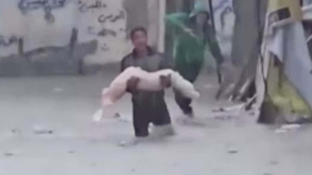 Guyuran hujan deras dan terpaan angin dingin telah menambah penderitaan warga Palestina di Jalur Gaza. Dalam video yang diunggah WAFA, kantor berita resmi Palestina, di platform media sosial X pada 13 Desember 2023, terlihat banjir merendam Kota Jabalia 
