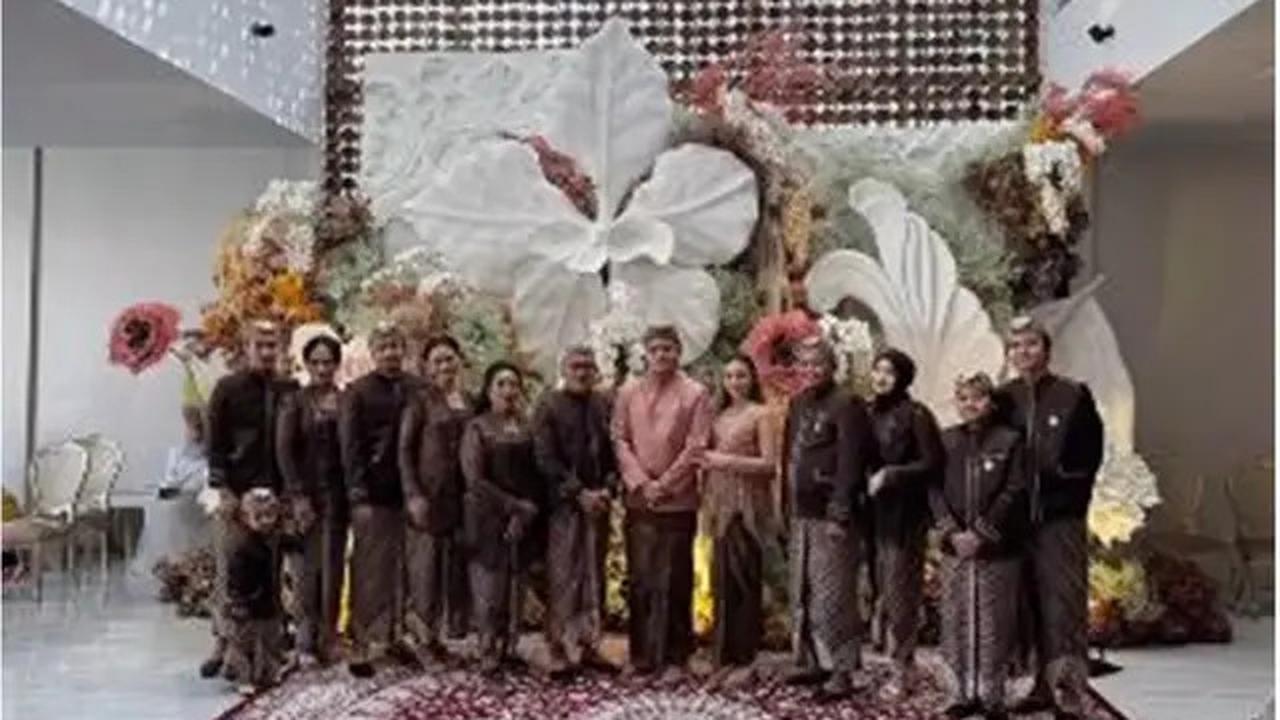 6 Potret Pengajian 7 Bulan Kehamilan Mahalini, Bumil Menawan Pakai Kebaya
