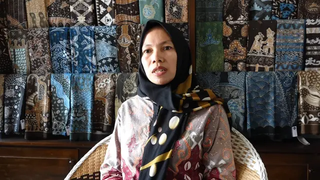 Sulastri, pemilik UMKM pembuatan batik berbahan pewarna alami olahan limbah kulit jengkol di Lampung. (Liputan6.com/Ardi Munthe)