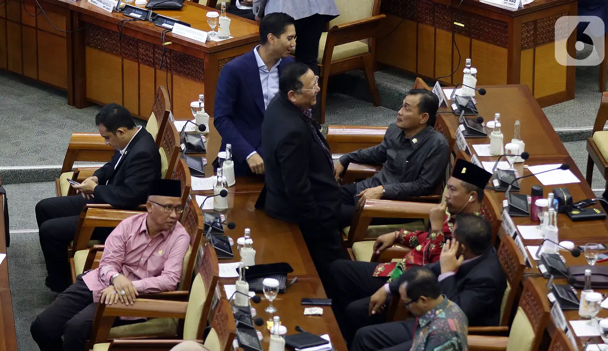 Sejumlah anggota dewan duduk di meja menunggu mulainya Sidang Paripurna ke-3 Masa Persidangan I Tahun Sidang 2019-2020, di Kompleks Parlemen, Senayan, Jakarta, Selasa (22/10/2019). Sidang Paripurna membahas Penetapan Jumlah Komisi – Komisi di DPR RI. (Liputan6.com/Johan Tallo)