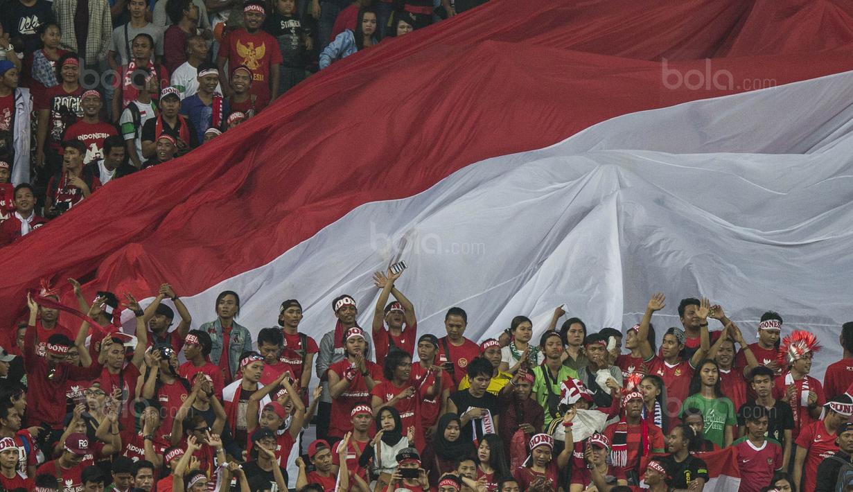 Suporter Timnas Indonesia mengibarkan bendera raksasa saat melawan Filipina pada laga SEA Games di Stadion Shah Alam, Selangor, Kamis (17/8/2017). Indonesia menang 3-0 atas Filipina.(Bola.com/Vitalis Yogi Trisna)