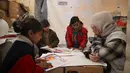 Seorang psikolog merawat anak-anak yang terdampak oleh gempa bumi berkekuatan 7,8 magnitudo yang melanda wilayah perbatasan Turki dan Suriah, Kahramanmaras, Senin (12/2/2023). Gempa dahsyat yang melanda Turki dan Suriah telah menelan puluhan ribu korban meninggal dunia. Korban tewas mencapai lebih dari 24.000 di Turki dan Suriah saat upaya penyelamatan terus berlanjut. (OZAN KOSE/AFP)