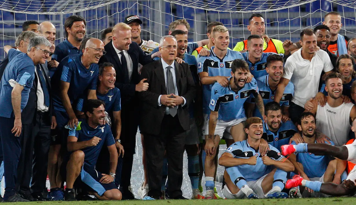Presiden Lazio Claudio Lotito, dan anggota timnya berpose untuk foto grup saat mereka merayakan kemenangan atas Cagliari pada pertandingan lanjutan Liga Serie A Italia di Stadion Olimpiade Roma, di Roma, Italia, Kamis, (23/7/2020). Lazio menang 2-1 atas Cagliari. (AP Photo/Riccardo De Luca)