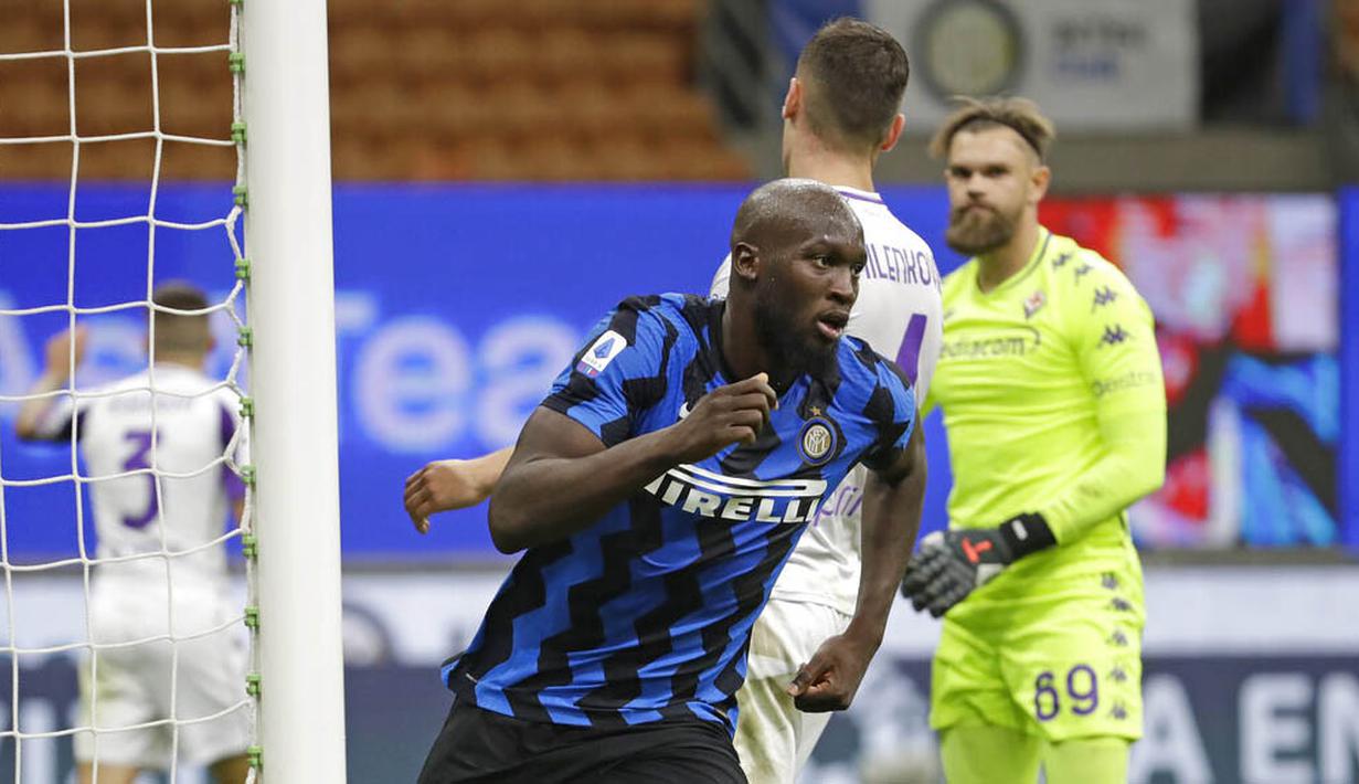 Striker Inter Milan, Romelu Lukaku, melakukan selebrasi usai mencetak gol ke gawang Fiorentina pada laga Seria A di Stadion Giuseppe Meazza, Minggu (27/9/2020). Inter Milan menang dengan skor 4-3. (AP/Luca Bruno)