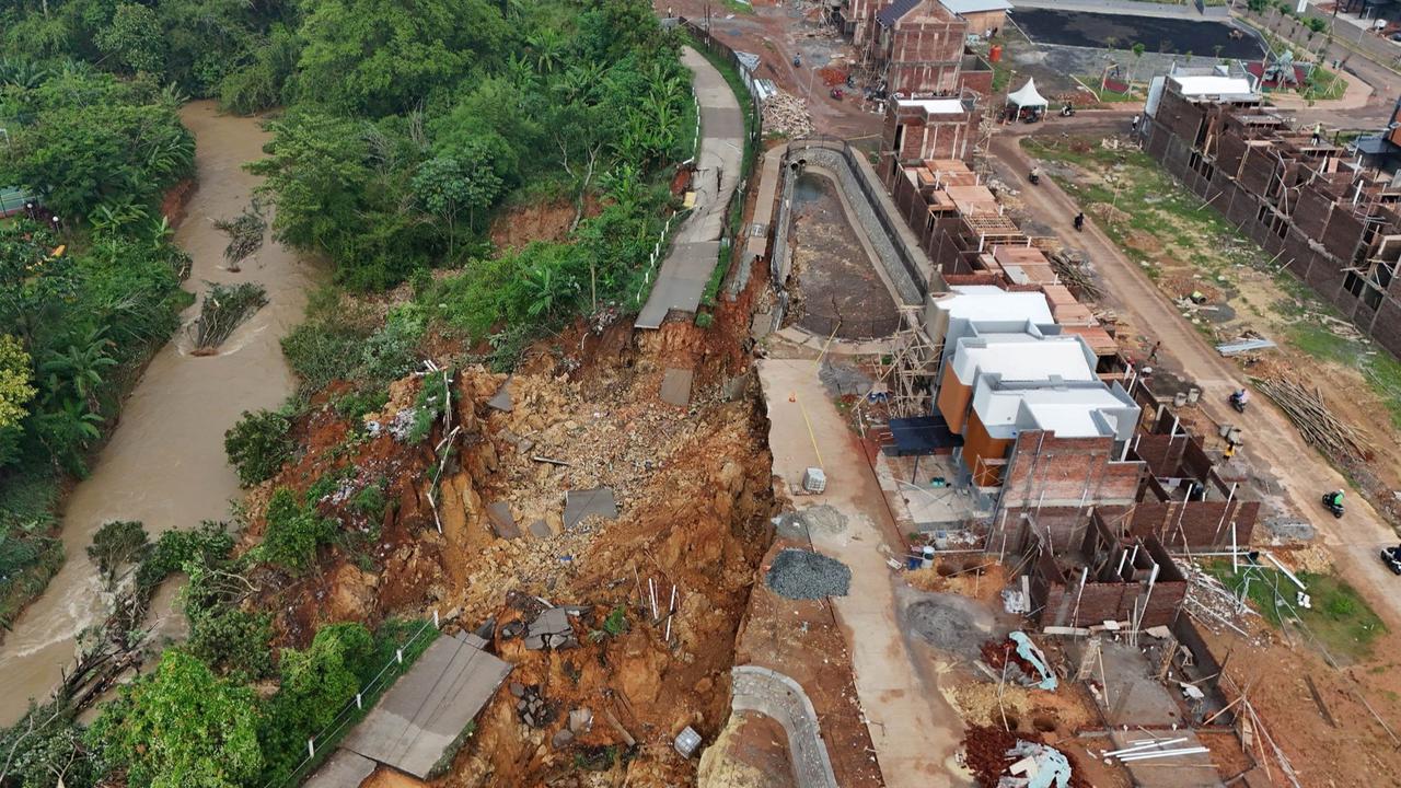 Kondisi Terkini Jalan Penghubung Tangerang-Bogor Terputus Akibat Longsor