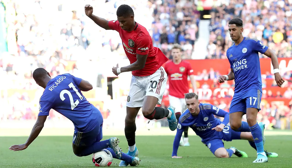 Striker Manchester United Marcus Rashford menggiring bola melewati pemain Leicester City pada laga Liga Inggris di Stadion Old Trafford, Manchester, Inggris, Sabtu (14/9/2019). Gol tunggal Rashford membawa MU menang atas Leicester. (Martin Rickett/PA via AP)