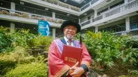 Dalam Sakitnya, Kakek 71 Tahun Raih Gelar Doktor Setelah Kuliah Selama 6 Tahun