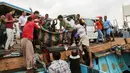 Warga mengevakuasi jenazah pengungsi Somalia yang tewas akibat serangan sebuah helikopter di lepas pantai Yaman, Jumat (17/3). Dikabarkan kapal pengungsi Somalia diserang oleh helikopter jenis Apache. (AFP Photo/STR)