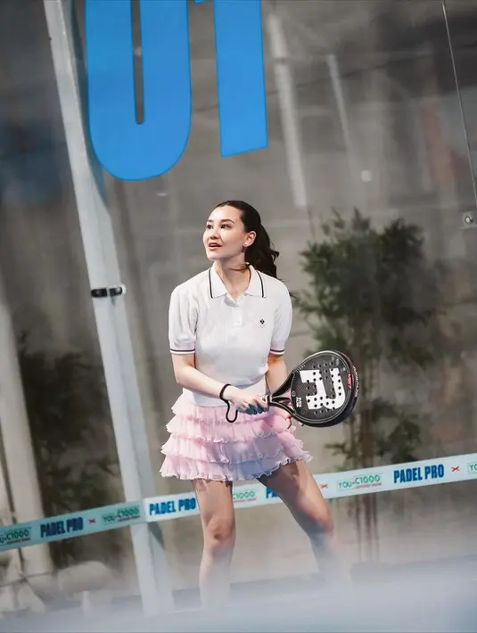 Rambut panjang Aaliyah Massaid diiikat rapi dengan gaya beach wave di bagian bawah [@aaliyah.massaid]