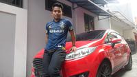 Andik Vermansah, hasil keringatnya di Selangor FA berbuah mobil mewah merek Ford yang dipakai saat liburan di Surabaya. (Bola.com/Zaidan Nazarul)