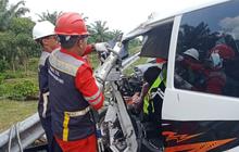 Sopir Hilang Konsentrasi, Ambulans Tabrak Truk di Tol Kutepat Tebing Tinggi–Indrapura Hingga 2 Orang Tewas