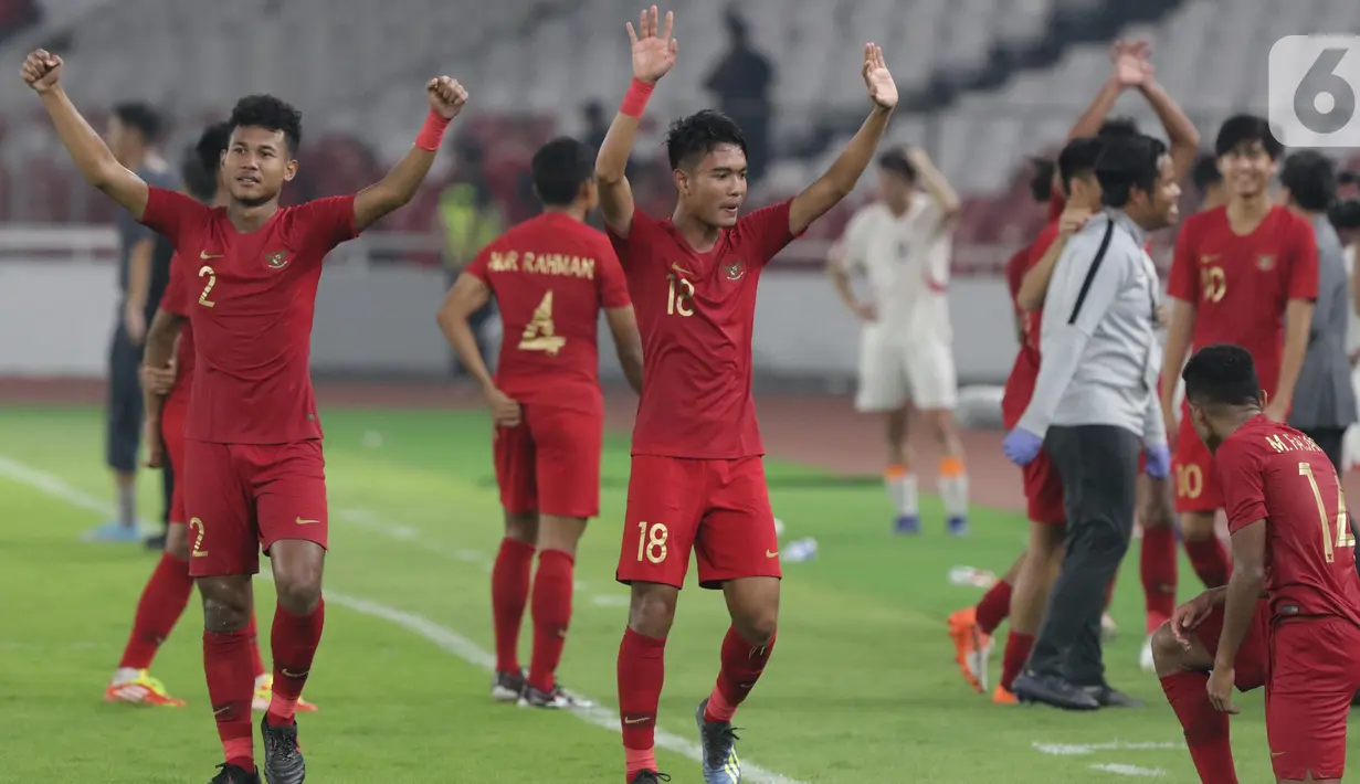 Pemain Timnas Indonesia U-19 merayakan hasil imbang melawan Korea Utara pada laga kualifikasi Grup K Piala AFC U-19 2020 di Stadion Utama Gelora Bung Karno, Jakarta, Minggu (10/11/2019). Indonesia lolos ke putaran Piala AFC U-19 2020 di Uzbekistan. (Liputan6.com/Helmi Fithriansyah)