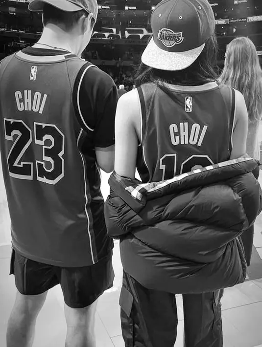 Ia kenakan jersey Lakers bernuansa ungu kuning dengan sneakers dan celana pendek [@maudyayunda]