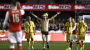 Seorang fans berlari memasuki lapangan saat putaran kelima Piala FA antara Arsenal melawan Sutton United di Gander Green Lane stadium, London, (20/2/2017). Arsenal menang 2-0. (AP/Matt Dunham)