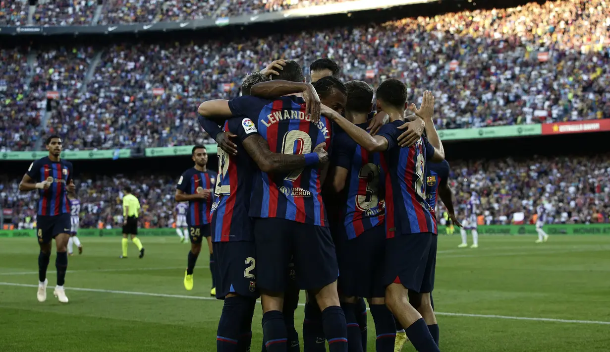 Di sisi lain, rival abadi mereka, Barcelona juga sukses meraih kemenangan 4-0 saat menjamu Real Valladolid di Spotify Camp Nou. (AP/Joan Monfort)