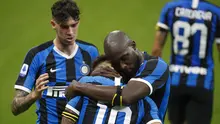 Striker Inter Milan Lautaro Martinez berselebrasi bersama rekannya usai mencetak gol ke gawang Sampdoria dalam lanjutan Liga Italia di Giuseppe Meazza, Senin (22/6/2020) dini hari WIB.(AP Photo/Antonio Calanni)
