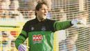 Ludek Miklosko. Kiper yang kini berusia 60 tahun dan telah pensiun pada Juli 2001 bersama Queens Park rangers (QPR) ini pernah bermain di Liga Inggris bersama West Ham United dan QPR. Ia didatangkan West Ham dari Banik Ostrava pada pertengahan musim 1989/1990 dan bertahan hingga awal musim 1998/1999, serta total bermain dalam 2015 laga di semua ajang dengan torehan 55 kali clean sheet dan kebobolan 271 gol. Pada awal musim 1998/1999 ia hijrah ke QPR hingga pensiun pada Juli 2001 setelah total tampil dalam 57 laga di semua jang dengan torehan 15 kali clean sheet dan kebobolan 80 gol. (whufc.com)